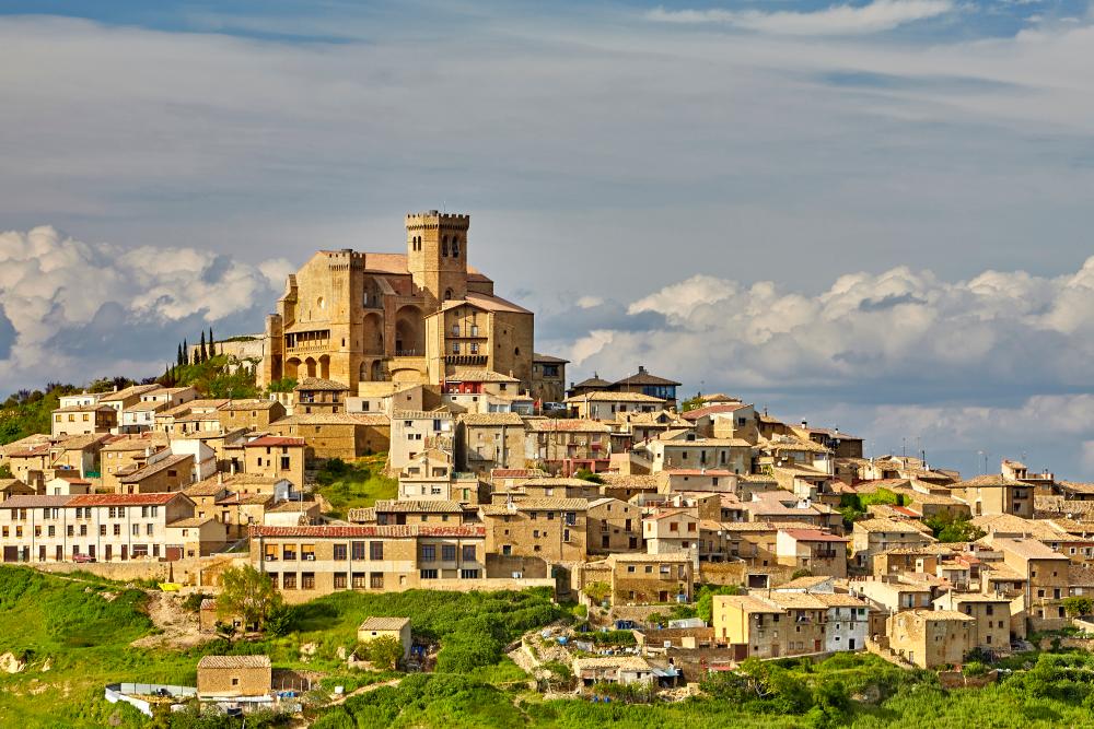 Vista panorámica del pueblo medieval de Ujué